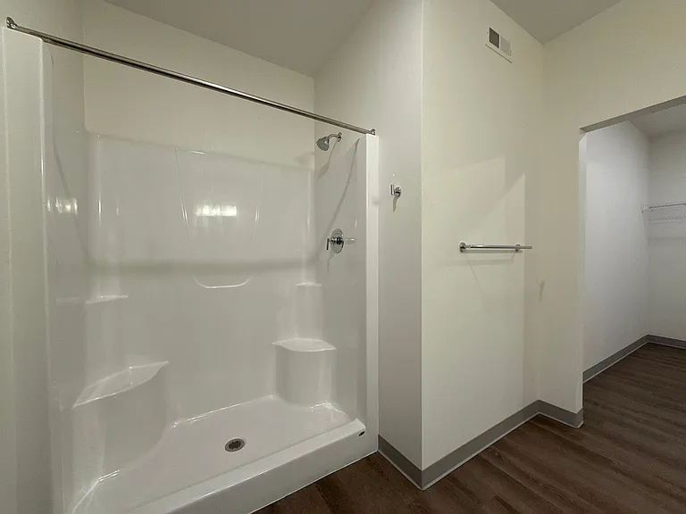 The Leo at the Hub Apartments — Photo 41