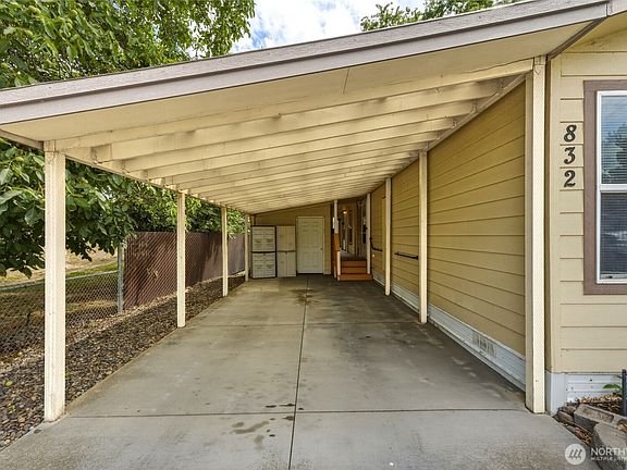 3rd image of 832 SE Scenic View Drive