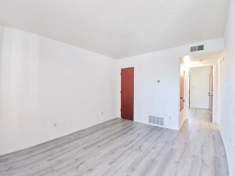 Updated Downtown 1 Bed w/ free WIFI & Gated Parking — Photo 5
