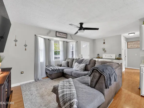 206 E Maple St, Caryville, TN 37714