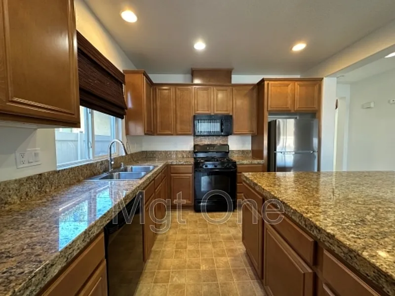 4 bed, 2.0 bath, 2582 sqft, $3,100 — Photo 2