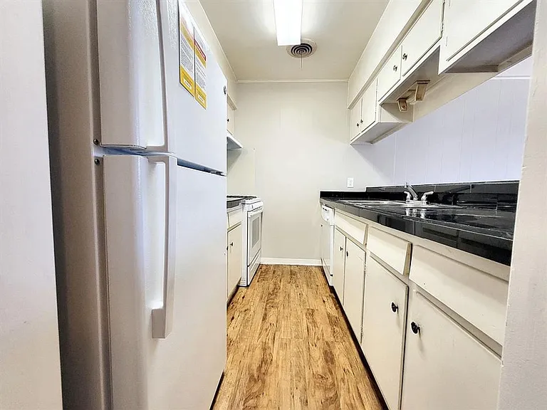 618 W 51st St #101 — Photo 13