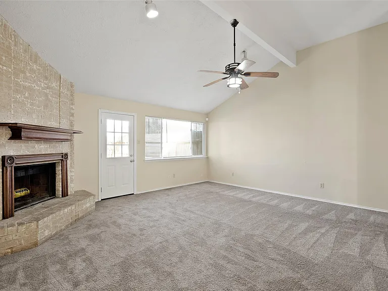 1430 Bentwood Dr — Photo 2