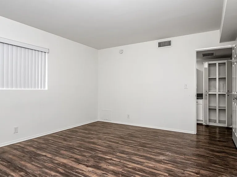 525 N Kenwood St — Photo 11