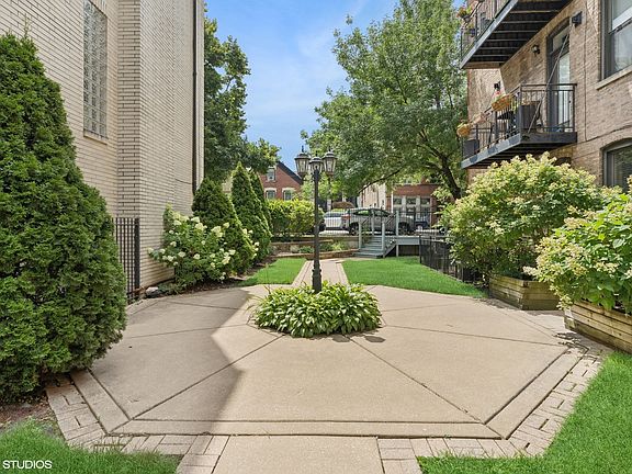 2nd image of 1920 W Dickens Ave #1F