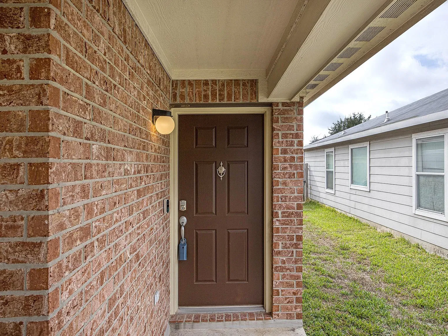3 bed, 2.0 bath, 1582 sqft, $1,800 — Photo 2