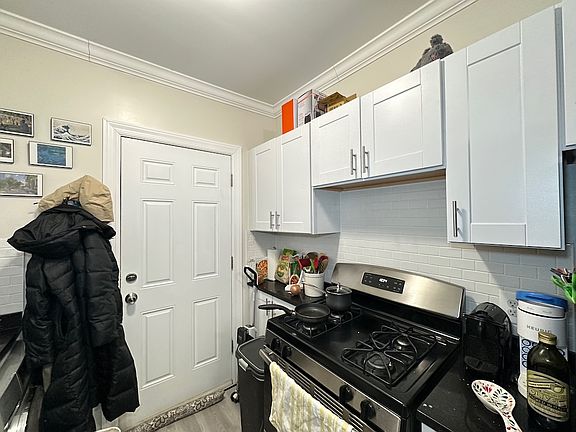 3rd image of 3819.5 N Greenview Ave #W2