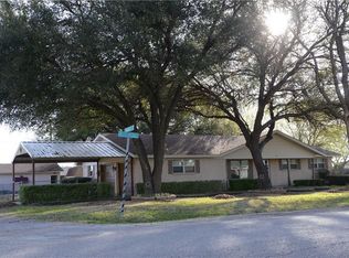 1001 S 4th St, Grandview, TX 76050