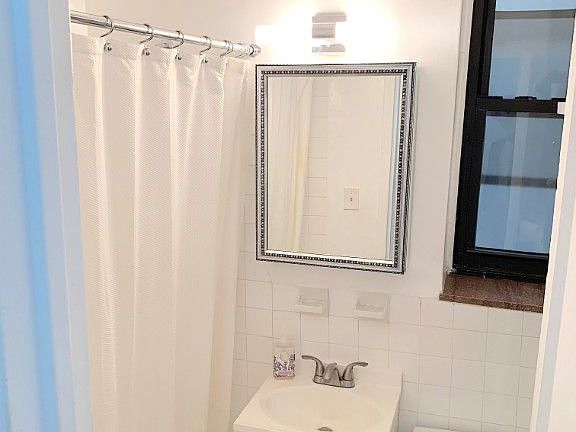 4th image of 212 E 13th St APT 2b