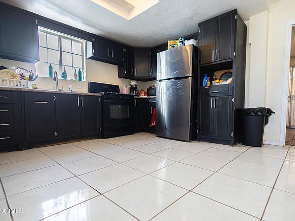 5th image of 711 E 3RD Street