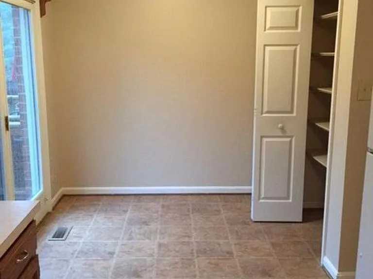 2434 Dunmore Ct — Photo 9