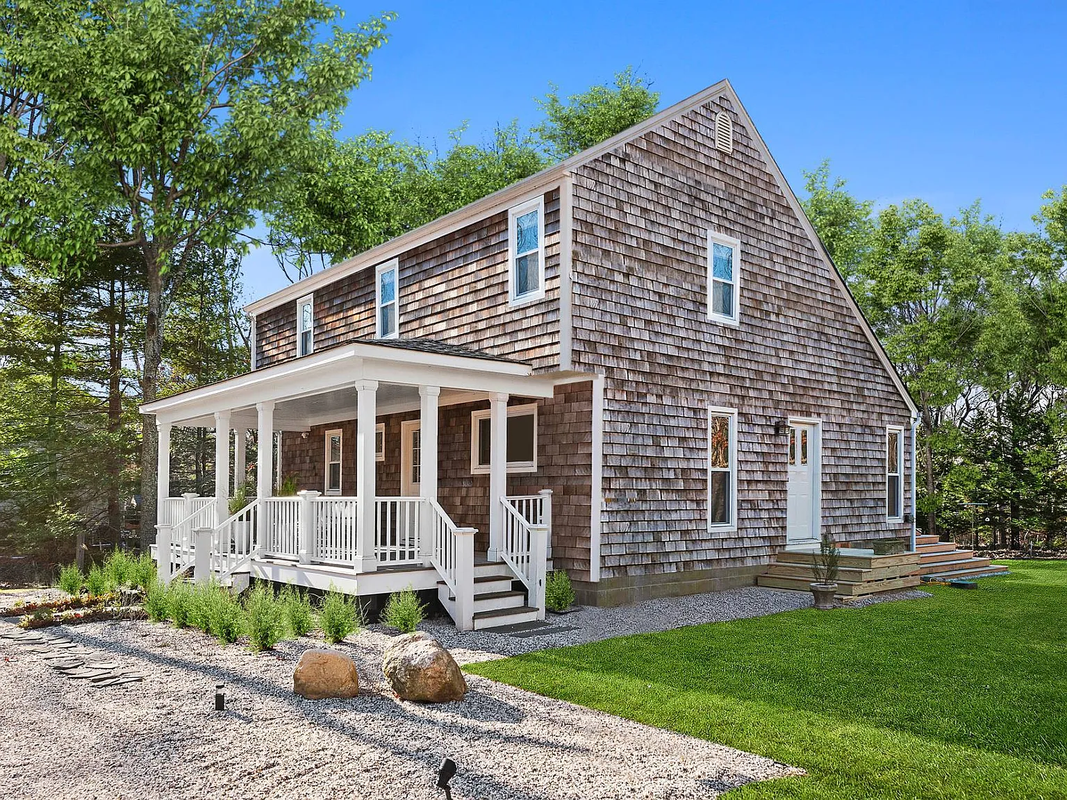 Cedar Cape in East Hampton — Photo 1