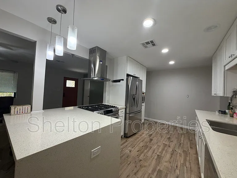 2514 E Fairmount Ave — Photo 5