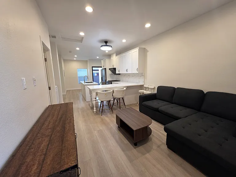 552 W Howard St — Photo 21