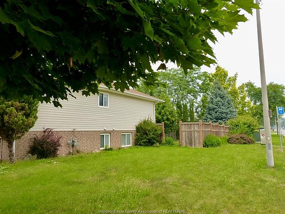 3rd image of 151 Christina Cres