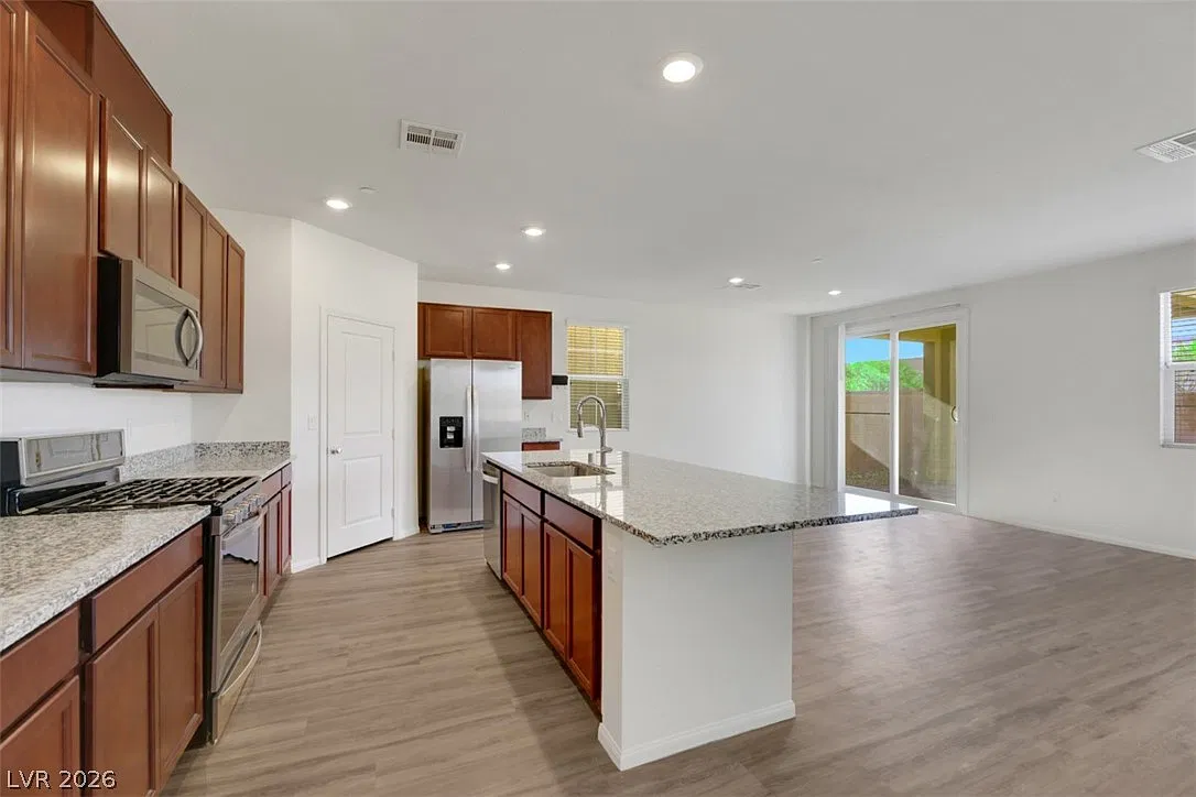 5 bed, 4.0 bath, 2467 sqft, $2,700 — Photo 2