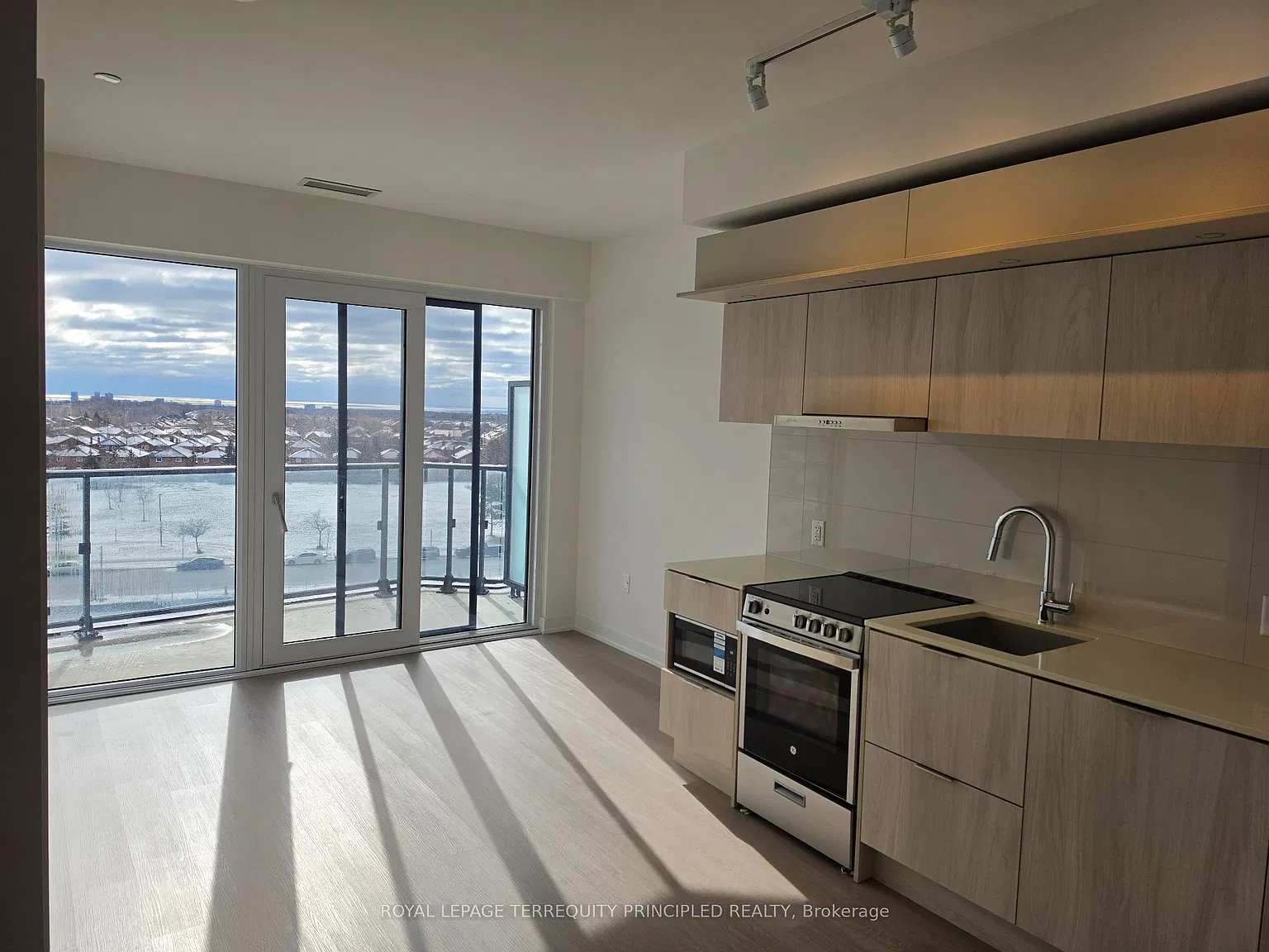 448 Burnhamthorpe Rd W — Photo 1