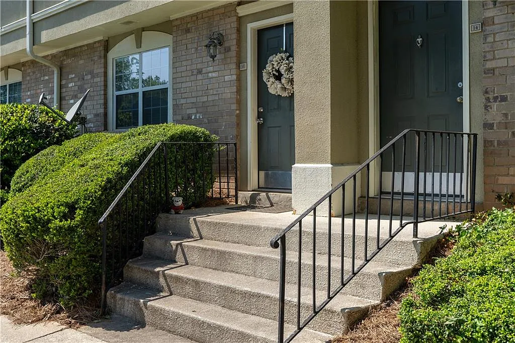 2 bed, 2.5 bath, 1324 sqft, $2,200 — Photo 2