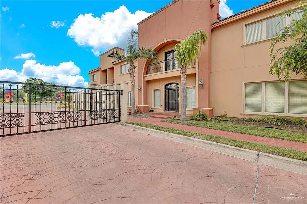 3 bed, 2.5 bath, 1914 sqft, $1,950 — Photo 1