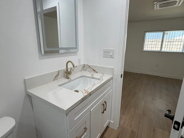 941 Lodgewood Way #B — Photo 9