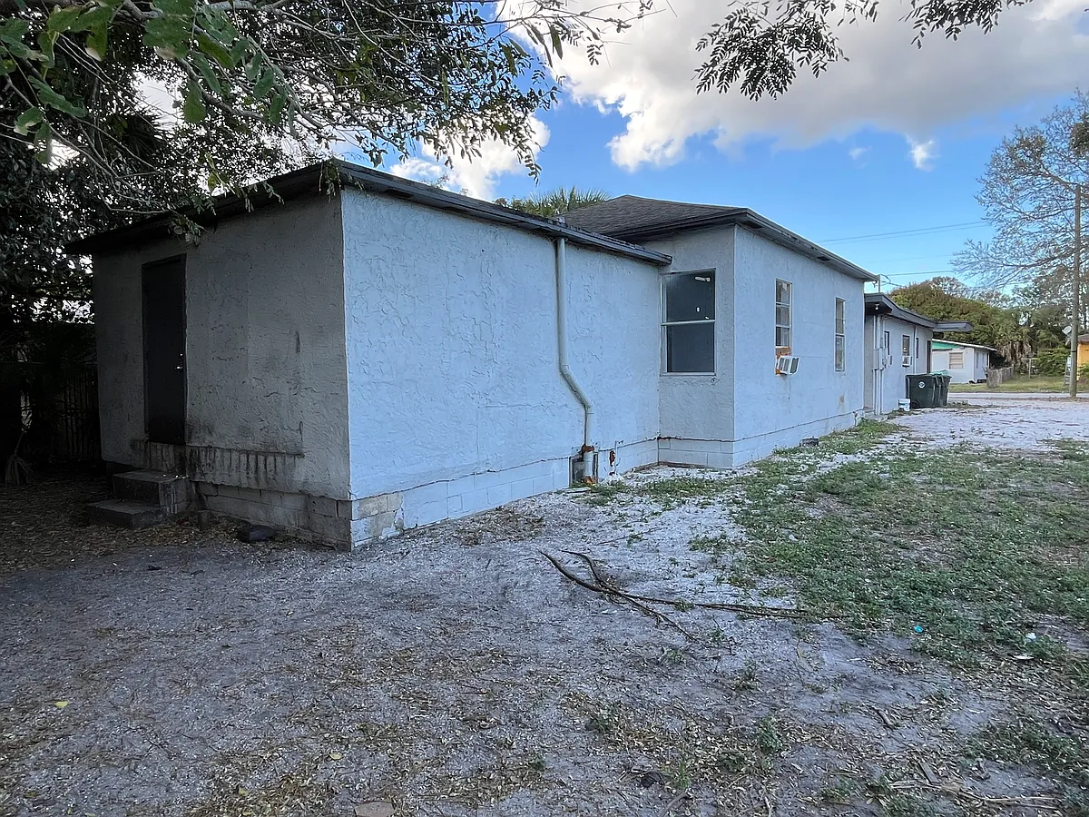 Building Photo - 1507 Avenue I #B