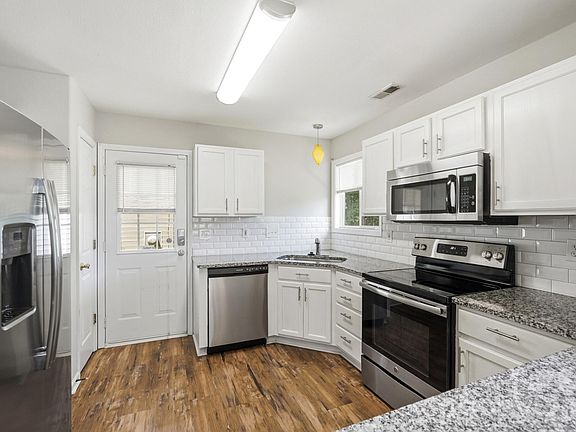 5th image of 2722 Meadow Knoll Dr