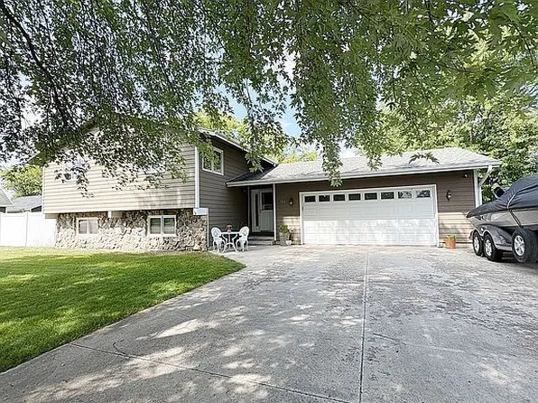 703 Lake St NW, Warroad, MN 56763