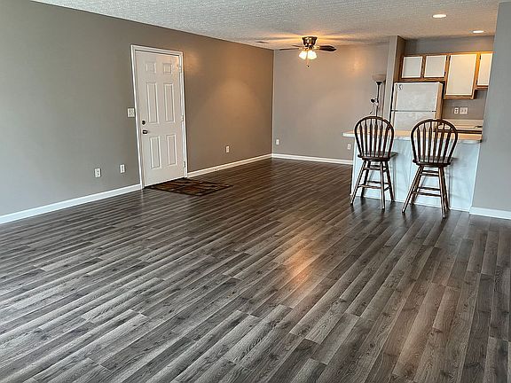 3rd image of 652 Villa Dr