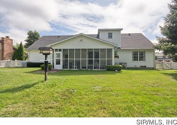 4th image of 1724 Meadow Ln
