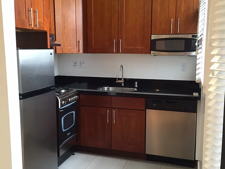 Corinthian Apartments — Photo 3
