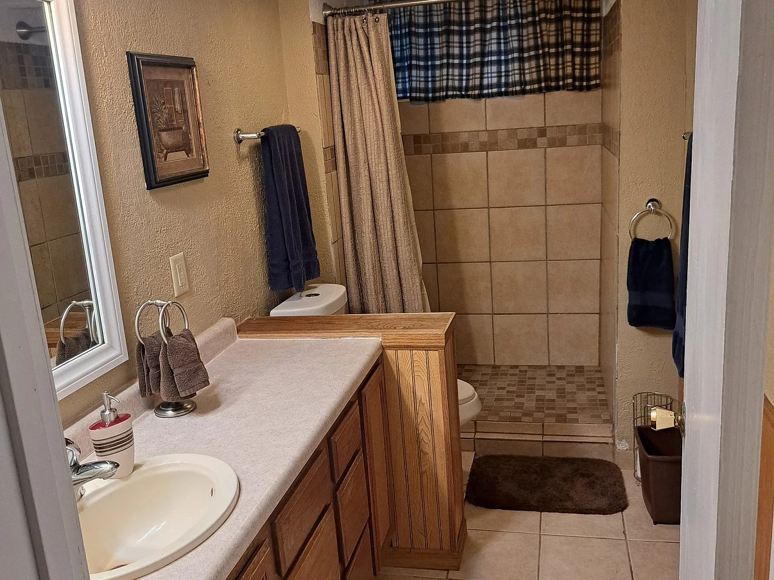 Rental in quiet neighborhood. Private entrance. Basement apartment. Owners gone in winter. — Photo 4