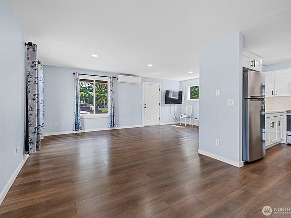 5th image of 2104 Rockefeller Avenue #1716