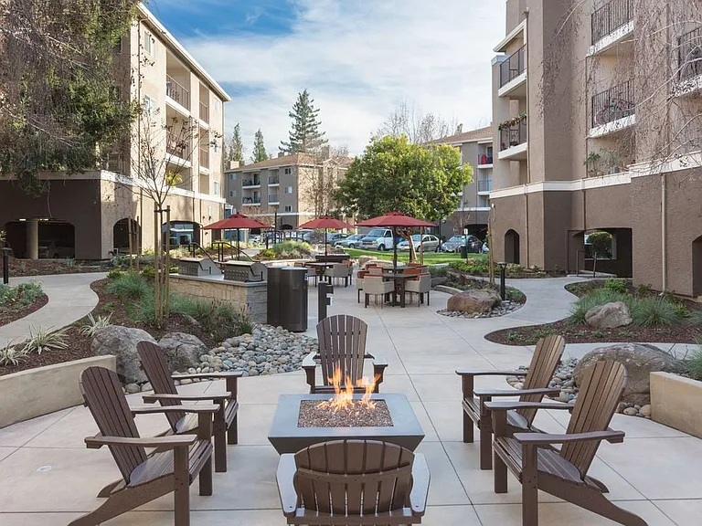 Ridge II Outdoor Seating Area and FirePit