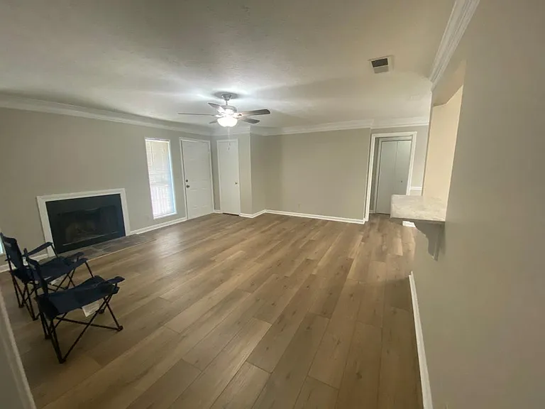 102 Sterling Ct — Photo 2