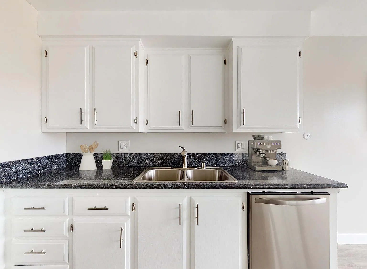 Beach Hill Apartments — Photo 4