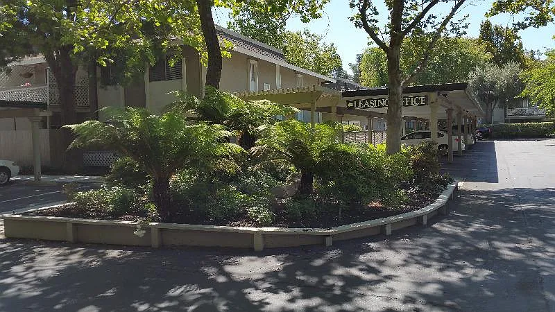 Sycamore Green Apartments — Photo 4