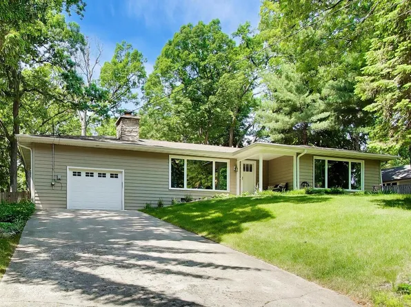 1030 Jenkins DRIVE, Fontana, WI 53125