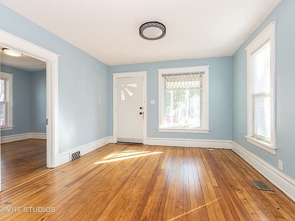 2nd image of 557 Rosewood Ave