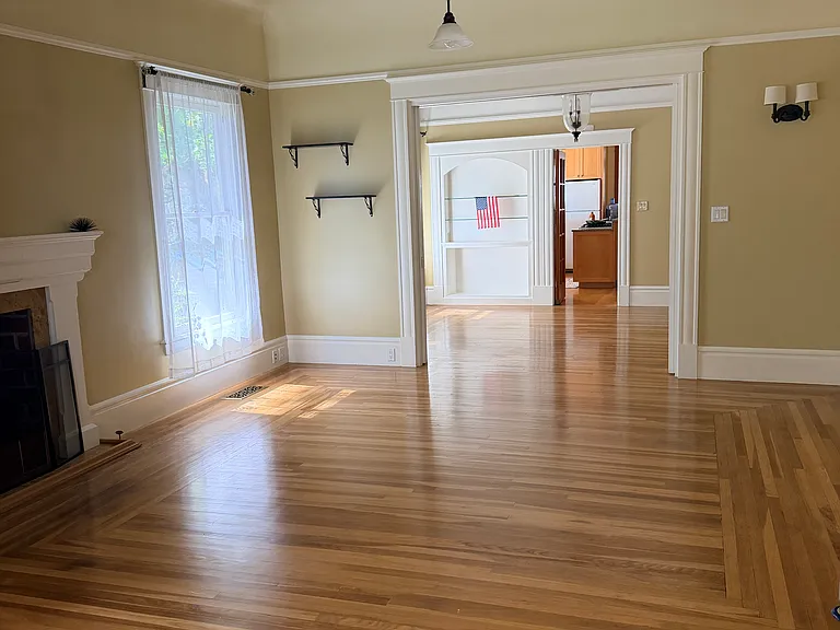 402 W Locust St — Photo 4