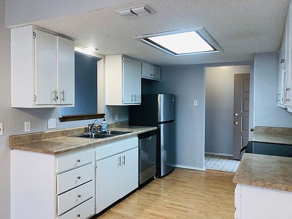 5th image of 512 N Elkhart Ave