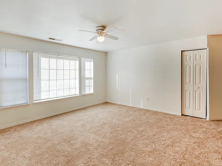 Oak Crest Apartments — Photo 27