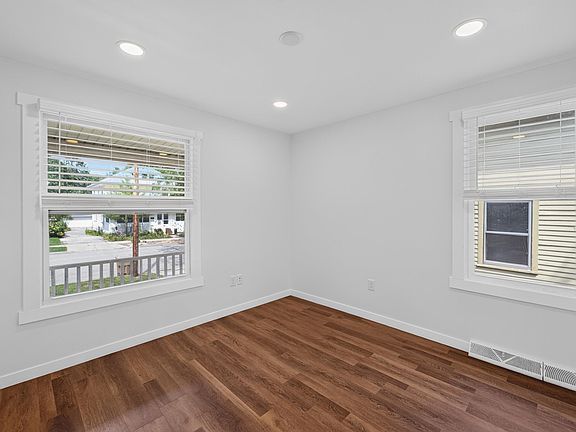 4th image of 1123 Emerald St