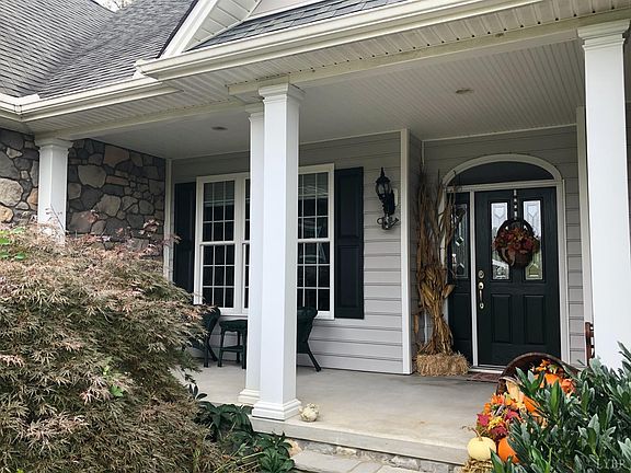 2nd image of 217 Fox Briar Ln