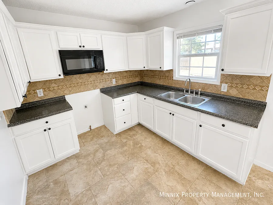 2 Bedroom In Plainview | 304 SE. 9th St. — Photo 2