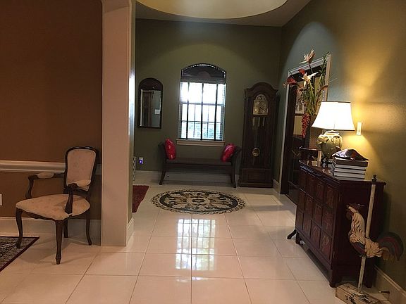 Entryway w/ Medallion