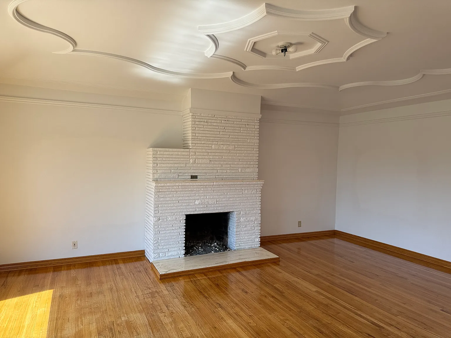4 bed, 2300 sqft, $5,500 — Photo 2