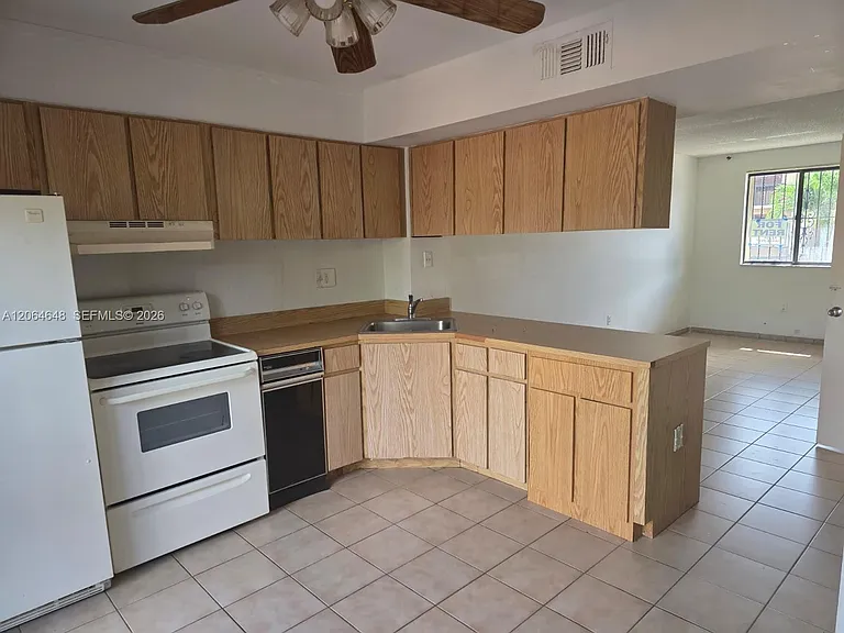 1823 SW 107th Ave #1602 — Photo 3