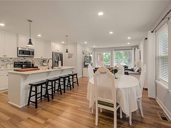 4th image of 1410 Camden Ct