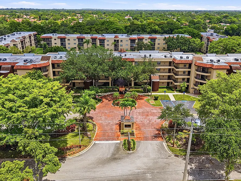 10401 W Broward Blvd #401 — Photo 40