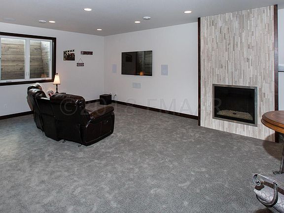 5th image of 2445 Harbor Ln W